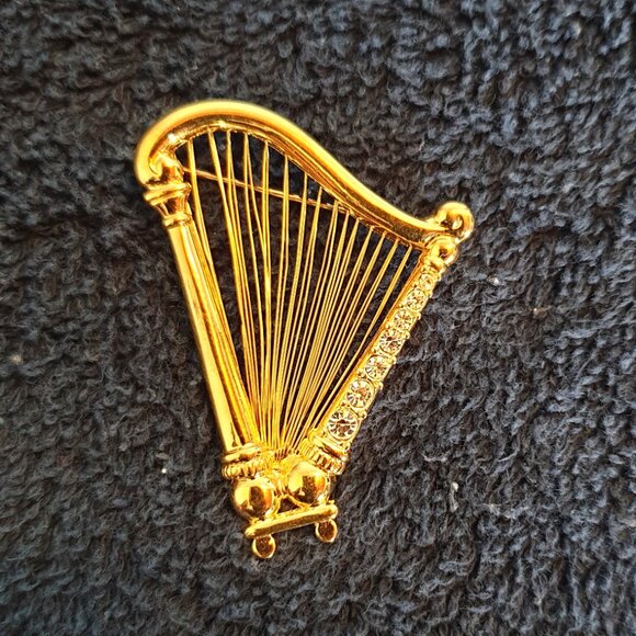 ✨ 2’’ Vintage Monet Harp Brooch – Gold Tone with White Rhinestones ✨ - Picture 4 of 10